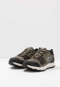 Skechers ESCAPE PLAN - Zapatillas - olive/black