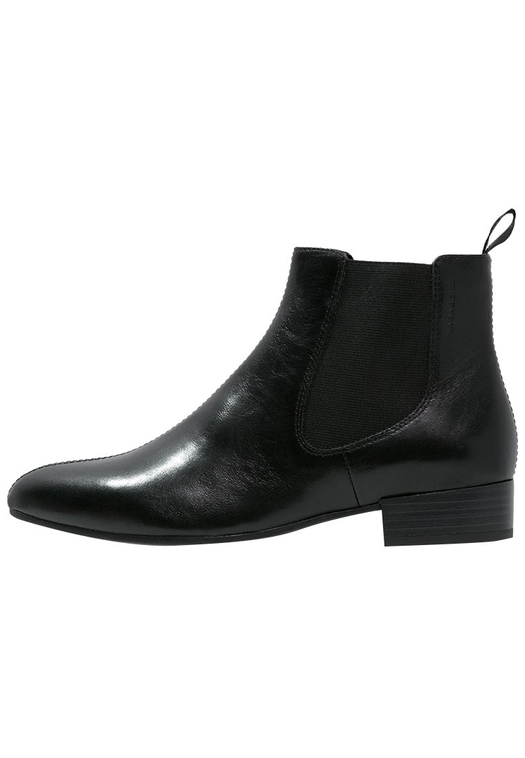 Botín de cuero negro hasta el tobillo con paneles laterales elásticos y un acabado texturizado. Presenta un tacón bajo y una puntera redondeada para un perfil elegante.