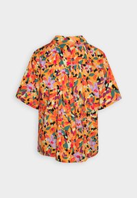 Kurzärmliges Hemd mit einem lebendigen floralem Muster in Orange, Pink und Lila auf einem schwarzen Hintergrund. Das Material scheint leicht und atmungsaktiv zu sein.