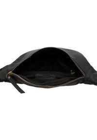 Czarna skórzana saszetka z częściowo otwartym zamkiem błyskawicznym, odsłaniającym wewnętrzną kieszeń na zamek i materiałowe wykończenie.