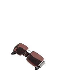 Occhiali da sole quadrati con lenti rosso scuro, montatura in metallo e accenti neri. Presentano un connettore per il ponte e naselli in gomma per il comfort.