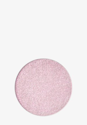 Poudre rose scintillante dans une poêle circulaire, présentant une texture fine avec une finition pailletée. Un bord transparent entoure le produit.