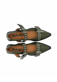 Zaļi patentēta ādas kurpes ar Špiļļu pirkstiem un diviem sprādžu siksnu elementiem, sudraba apdare un atvērta papēža dizains. Melna zole ar "BIANCO" zīmolu iekšpusē.