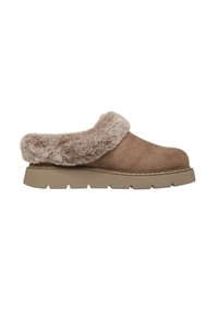 Bruine faux suède instapklompen met een fluffy beige bontkraag, gestructureerd bovenwerk en een chunky beige rubberen zool met een zigzagpatroon.