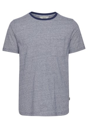 T-shirt gris chiné à manches courtes avec bordure bleu marine au col rond et poche sur la poitrine gauche.
