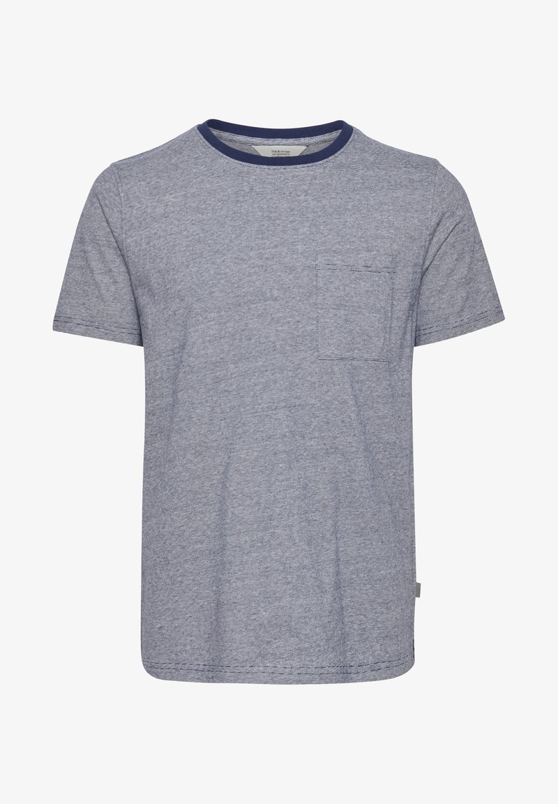 T-shirt gris chiné à manches courtes avec bordure bleu marine au col rond et poche sur la poitrine gauche.