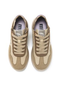 Zapatillas en tonos marrón y beige con materiales de ante y textil, que presentan un diseño texturizado, puntera redonda, cordones planos y un logo en la lengüeta.