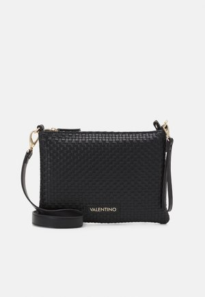 Musta kudottu nahkalaukku irrotettavalla hihnalla, jossa on kultasävyiset yksityiskohdat ja VALENTINO-logo palkki edessä.