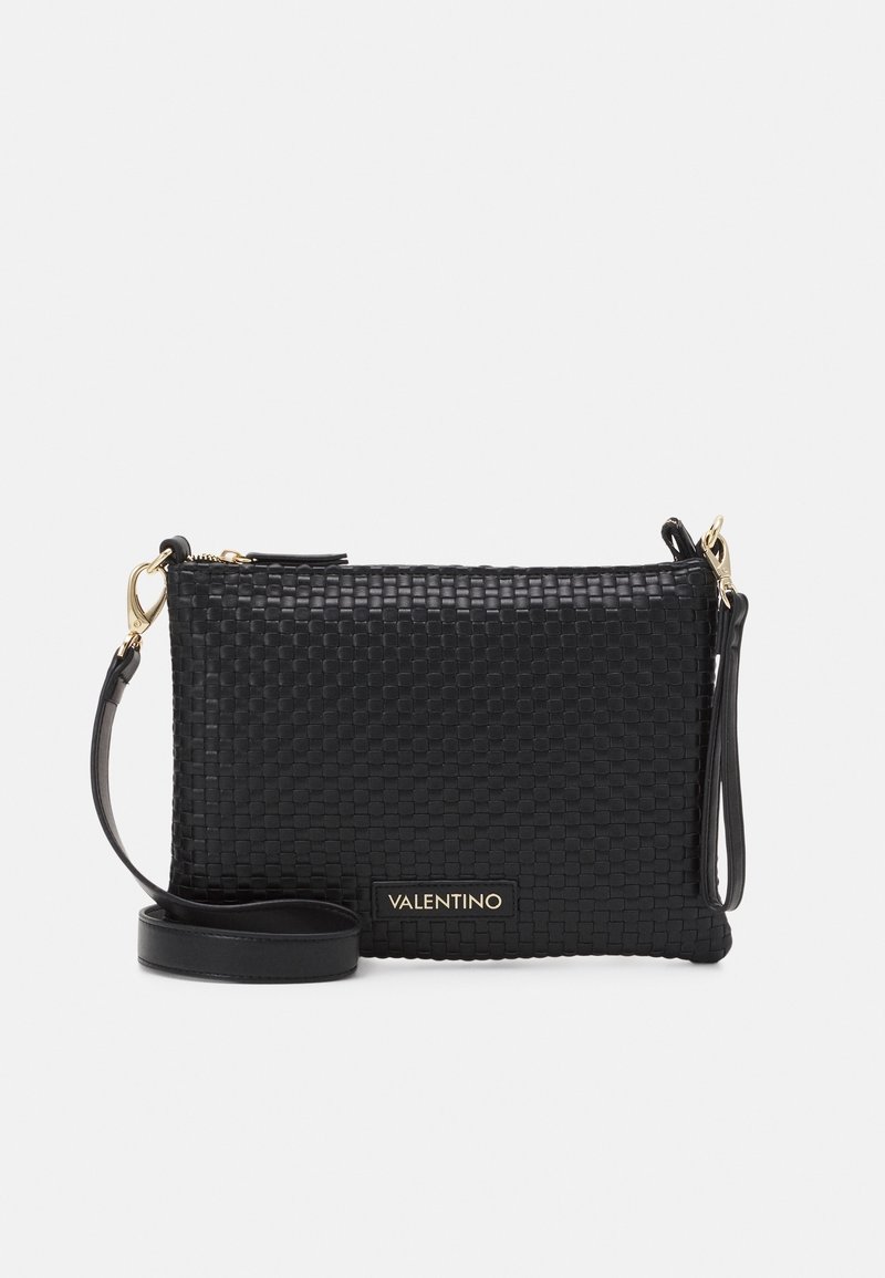 Musta kudottu nahkalaukku irrotettavalla hihnalla, jossa on kultasävyiset yksityiskohdat ja VALENTINO-logo palkki edessä.