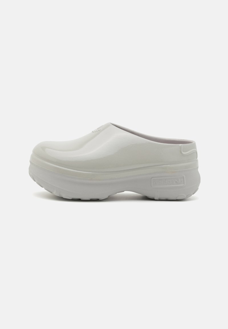 adidas Originals PRIDE ADIFOM STAN MULE - Natikači s peto - silver-coloured