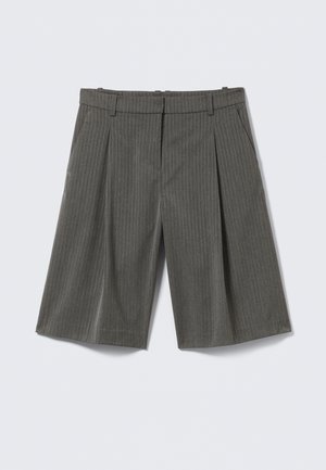 Shorts ajustés gris à fines rayures, longueur au genou, avec poches latérales, passants pour ceinture et plis à l'avant, posés à plat sur un fond clair.
