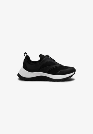 Chaussure de sport noire avec semelle blanche épaisse, tige en mesh et synthétique, languette au talon et fermeture éclair sur fond blanc.