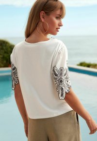 Next SHORT SLEEVE EMBROIDERED  REGULAR FIT - Pluus - white black