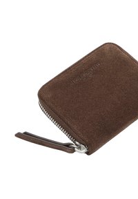 Brązowy zamszowy portfel z zamkiem błyskawicznym, wyposażony w skórzany pasek i tłoczone logo na przedniej stronie. Teksturowana powierzchnia z gładkimi krawędziami.