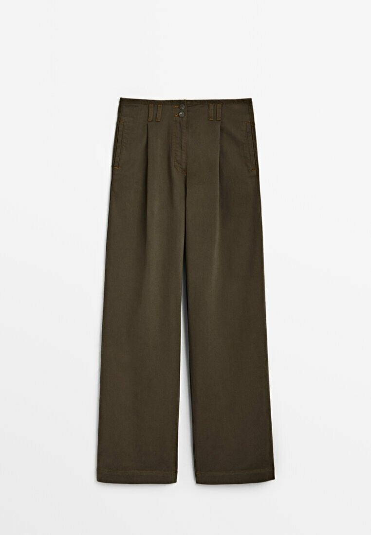 Pantalons larges vert olive foncé en tissu lisse. Comprend deux poches avant et une fermeture à bouton à la taille.