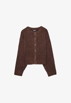 Cardigan corto marrone realizzato in tessuto strutturato con scollo rotondo e cinque bottoni frontali. Maniche lunghe dal taglio ampio.