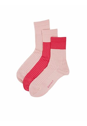 Drie paar geribde sokken in lichtroze en donkerdere roze tinten, variërend in lengte, met het merkteken op de zijkant gedrukt.