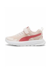 Zapatilla deportiva de color rosa claro con acentos rojos, parte superior de malla, correa de velcro y una suela blanca acolchada. Presenta un panel lateral texturizado.