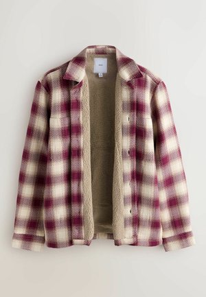 Veste en flanelle à motif carreaux bordeaux et crème, doublée d'une polaire beige douce. Comprend un col à revers et une fermeture boutonnée sur le devant.