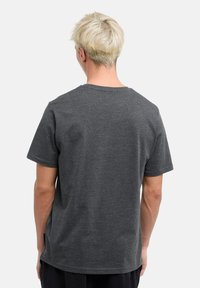 Grijze katoenen t-shirt met korte mouwen en een ronde halslijn, met een gladde textuur en een comfortabele pasvorm, gezien vanuit de achterkant.