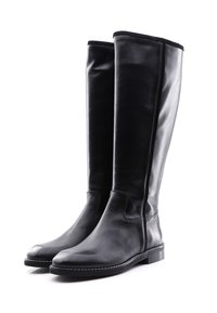 Bottes en cuir noir montantes, avec une texture lisse, un bout arrondi, des coutures minimales et un Talon plat, conçues pour une silhouette ajustée.