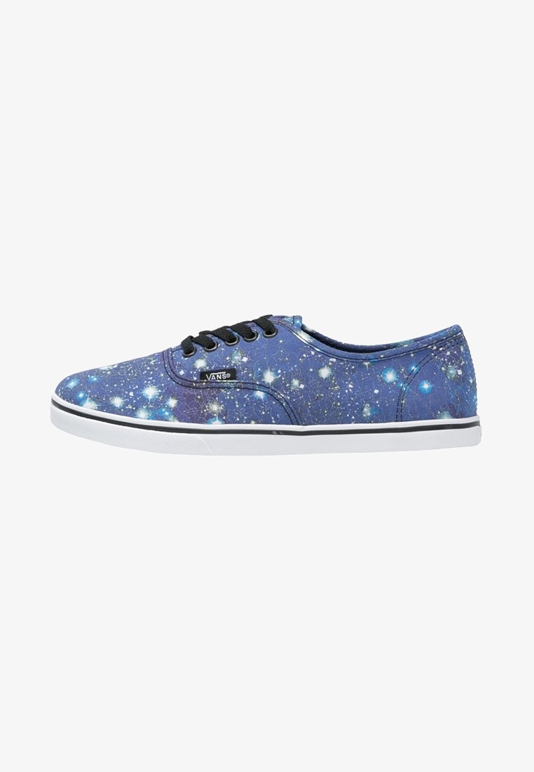 Baskets bleues Vans à lacets avec motif galaxie étoilée, lacets noirs, semelle en caoutchouc blanche et étiquette du logo Vans sur le côté.