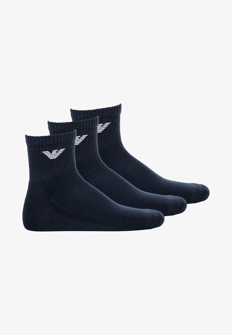 Ναυτικό μπλε βαμβακερές κάλτσες, με ριμπ μανσέτες και λογότυπο σε λευκό, παρουσιασμένες σε σετ τριών, με λεία υφή και μήκος μέχρι την κνήμη.