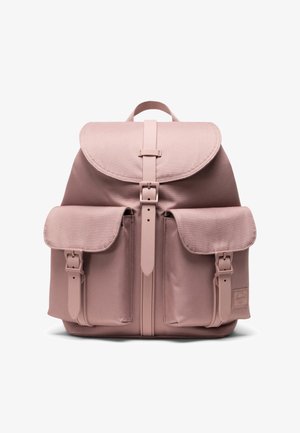 Zaino in tessuto rosa con patta arrotondata, due tasche frontali e spallacci regolabili. Caratterizzato da una chiusura con fibbia e una texture liscia.