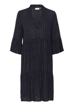 Tamsiai mėlyna suknelė su platėjančiais rankovėmis, giliu V formos iškirpimu, sluoksniuota konstrukcija ir metalinėmis dryžiais visame paviršiuje. Minkšta, tekstūruota medžiaga.