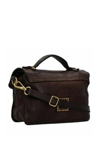 Borsa in pelle marrone con una forma strutturata, manico superiore e tracolla regolabile. Presenta dettagli in oro e accenti borchiati sulla parte anteriore.