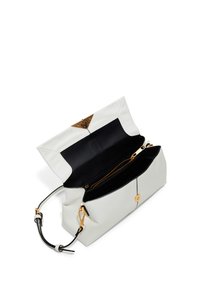 Borsa a mano in pelle bianca con interno nero, hardware dorato e scomparto con zip. Presenta una chiusura a flap pieghevole e una tracolla regolabile.
