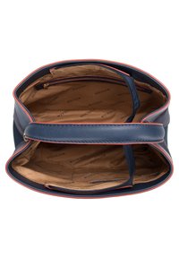 Borsa in pelle blu navy dal design semplice, con un interno beige, tasca con zip e bordi in rosso a contrasto.