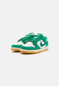 Nike Sportswear DUNK LOW SE TRK3 - Αθλητικά παπούτσια - phantom/malachite/light brown/coconut milk
