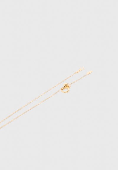 Arany tónusú nyaklánc finom lánccal, kerek medállal és homárkapoccsal. A lánc finom szemekből áll és sima tapintású.
