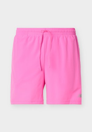 Φωτεινά ροζ αθλητικά σορτς με ελαστική μέση και κορδόνι, ελαφρύ ύφασμα και μικρό λογότυπο στο κάτω δεξί πόδι.
