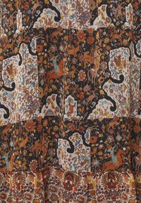 Blumenmusterstoff in erdigen Farbtönen von Braun, Schwarz, Orange und Blau, mit ausgeklügelten Tiermotiven und einem Rüschenabschluss.