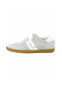 Sneakers in suede grigio chiaro con dettagli in pelle bianca, suola in gomma e lacci bianchi piatti. Presentano un design elegante e a profilo basso.