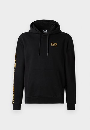 Fekete kapucnis pulóver elülső zsebbel, arany "EA7 Emporio Armani" logóval a mellrészen és a bal ujján.