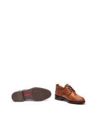 Chaussures habillées en cuir marron avec bout rond, lacets et finition lisse. Présentent une semelle en caoutchouc texturé avec un motif en étoile.