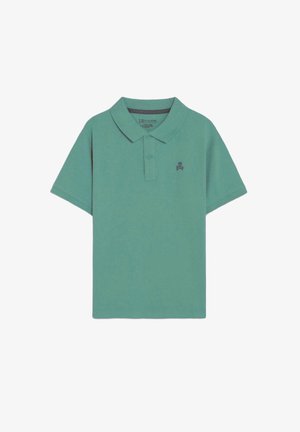 Camiseta polo verde de manga corta con dos botones y un pequeño logo oscuro de calavera y huesos cruzados en el pecho izquierdo.