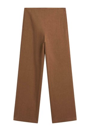 Brązowe spodnie proste z wysokim stanem i prostym wzorem, wyeksponowane na białym tle.