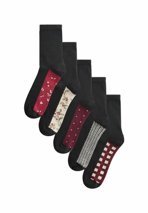 Cinci perechi de șosete negre, fiecare cu un design unic pe lateral, având texturi florale, cu buline și dungi în nuanțe de burgund și crem.