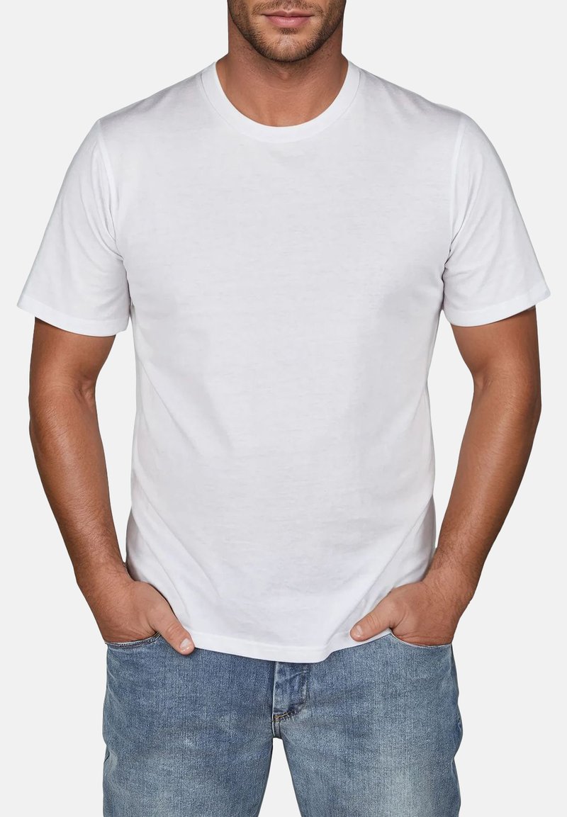 Weißes Baumwoll-T-Shirt mit Rundhalsausschnitt und kurzen Ärmeln, präsentiert an einem Modell, das Jeans trägt und die Hände in den Taschen hat.