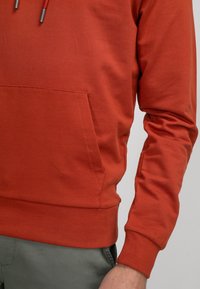 Petrol Industries Felpa con cappuccio - warm chili