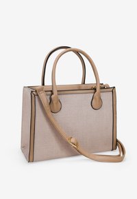 Bolso de mano tejido beige con suaves acentos de cuero beige, dobles asas superiores, una correa de hombro desmontable y detalles de borde negro.