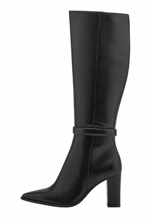 Schwarze Lederstiefel bis zum Knie mit einer spitzen Zehe und einem auffälligen Absatz. Sie haben eine glatte Textur und ein dekoratives Band um den Knöchel.