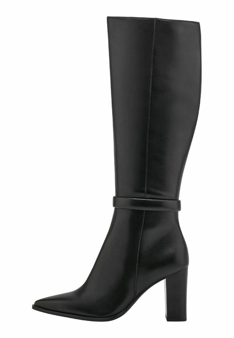 Botas de cuero negro hasta la rodilla con puntera afilada y tacón grueso. Presentan una textura suave y una banda decorativa alrededor del tobillo.