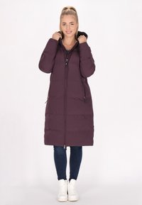 Cappotto imbottito di un viola scuro con cappuccio, zip frontale e tasche laterali; presenta una texture liscia e un design lungo e dritto.