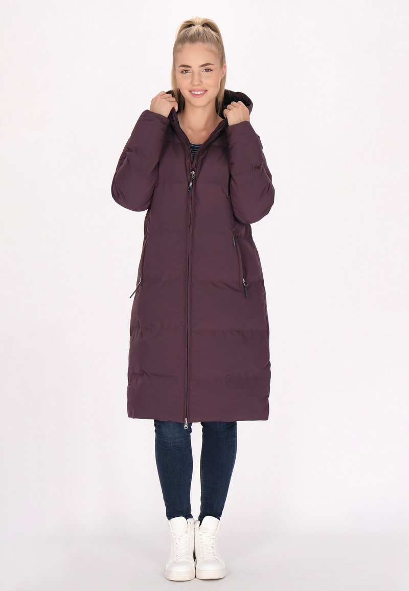 Cappotto imbottito di un viola scuro con cappuccio, zip frontale e tasche laterali; presenta una texture liscia e un design lungo e dritto.