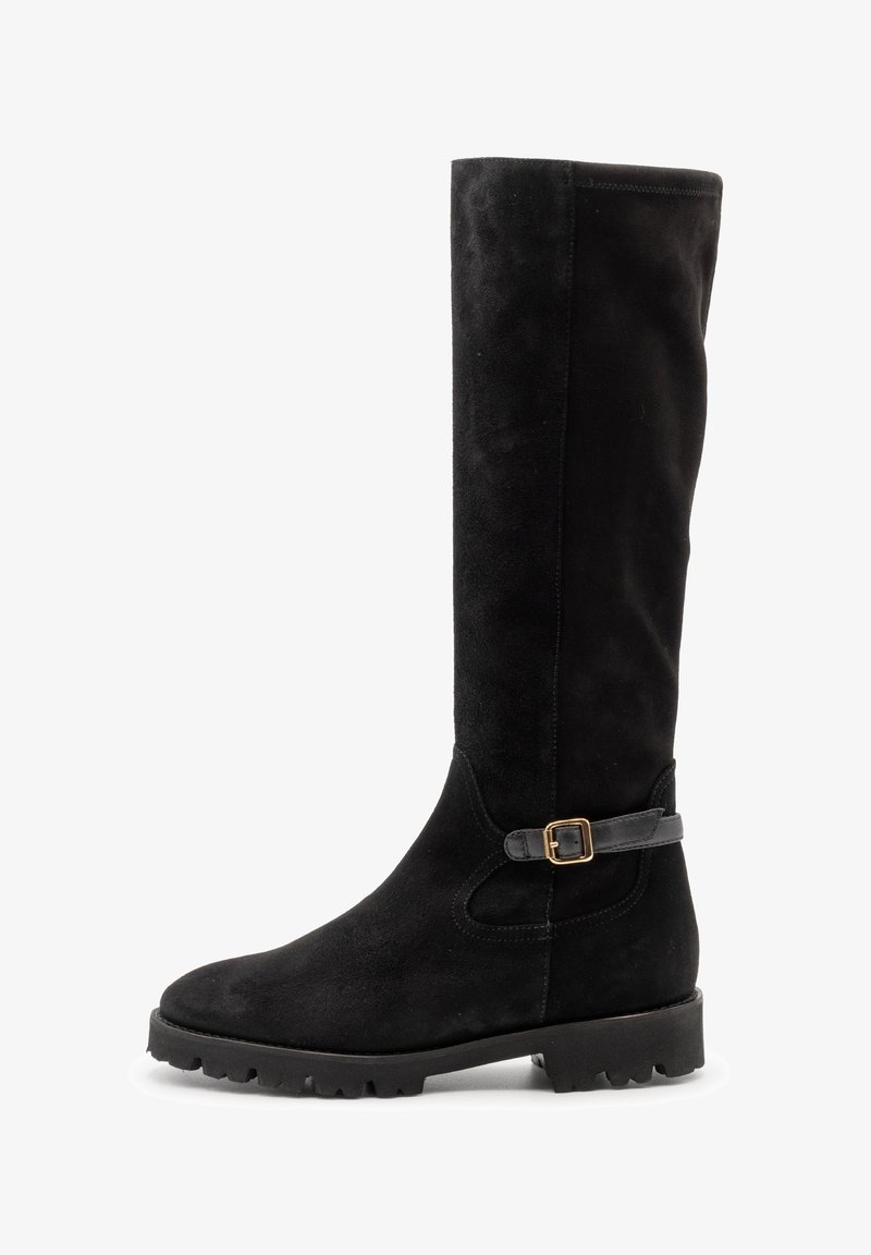 Schwarze kniehohe Stiefel aus Wildleder mit glatter Textur. Verfügen über einen schwarzen Lederriemen und eine goldene Schnallenverzierung nahe dem Knöchel. Klobige Sohle.